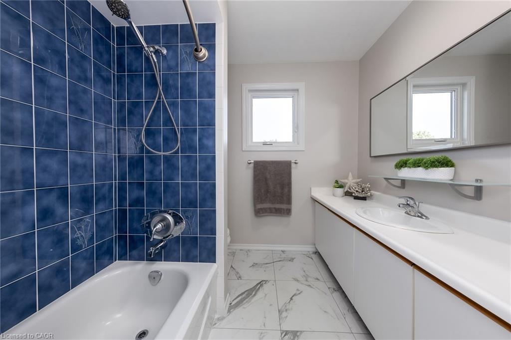 223 River Oaks Boulevard W, Oakville, ON - Indoor Photo Showing Bathroom