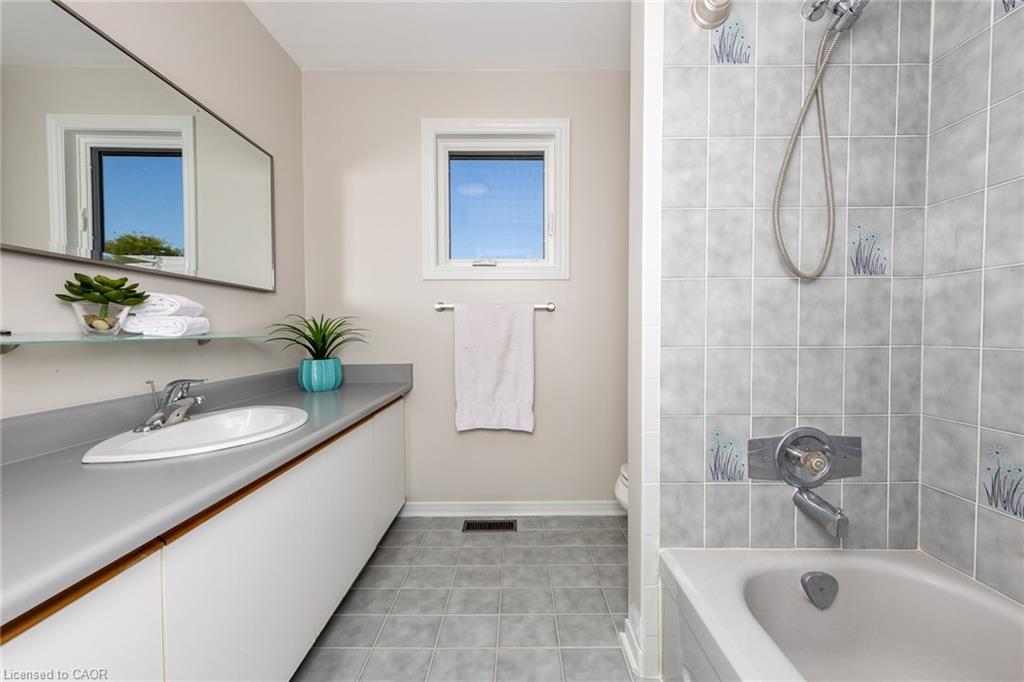 223 River Oaks Boulevard W, Oakville, ON - Indoor Photo Showing Bathroom