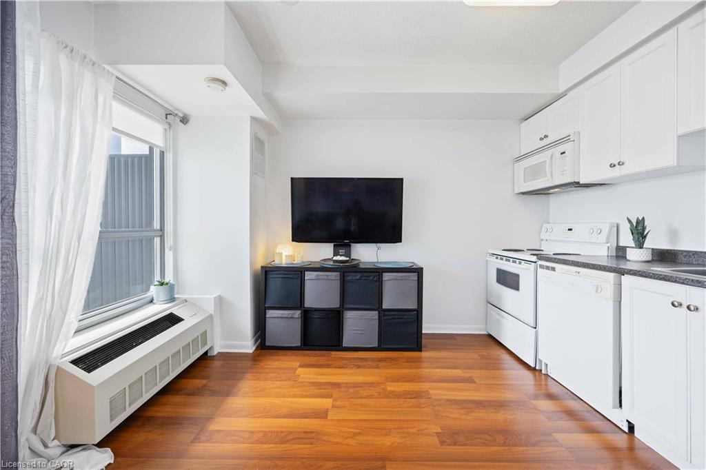 505-2464 Weston Road, Toronto, ON - Indoor Photo Showing Kitchen