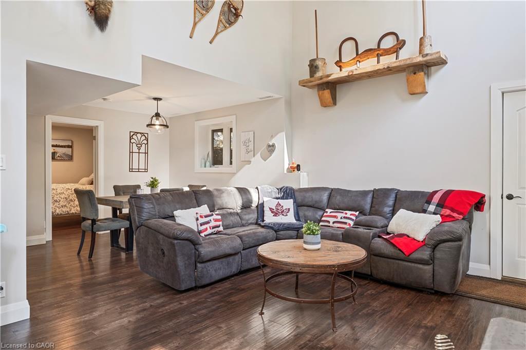 8 15Th Avenue, South Bruce Peninsula, ON - Indoor Photo Showing Living Room