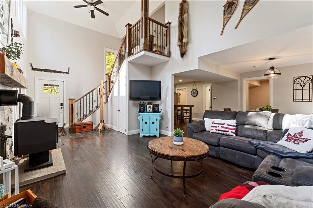 8 15Th Avenue, South Bruce Peninsula, ON - Indoor Photo Showing Living Room