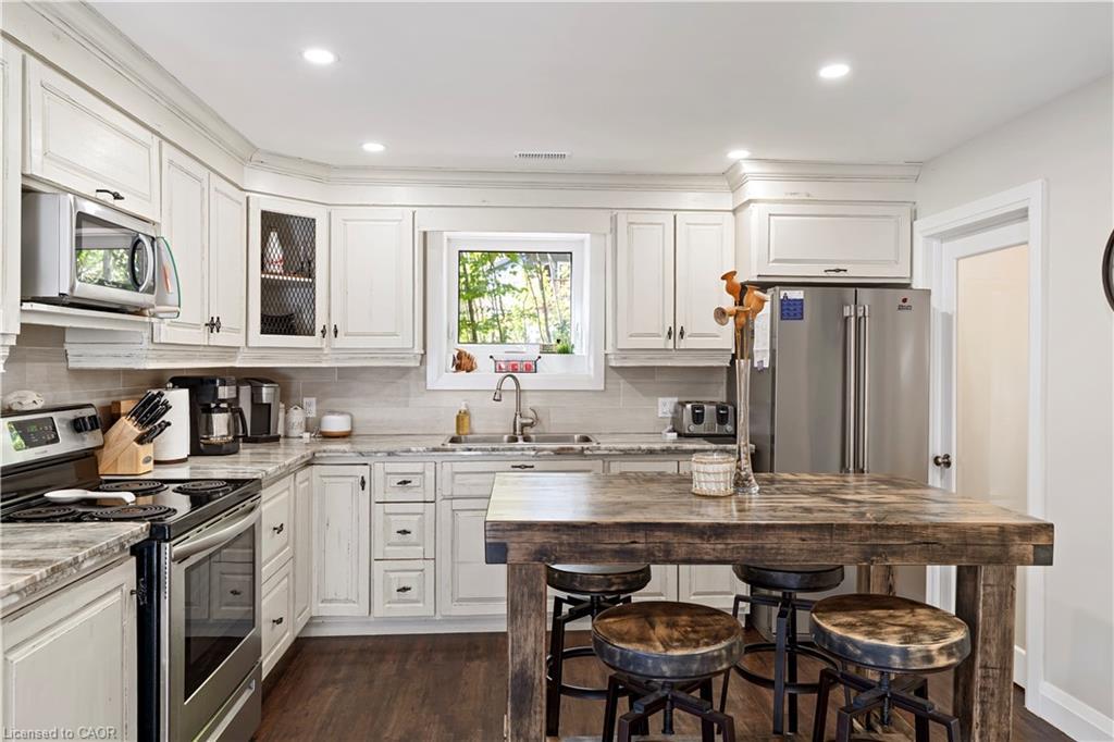 8 15Th Avenue, South Bruce Peninsula, ON - Indoor Photo Showing Kitchen With Upgraded Kitchen