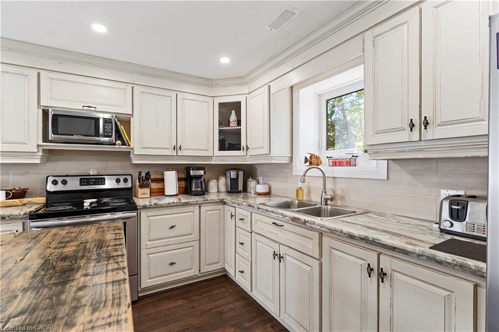 8 15Th Avenue, South Bruce Peninsula, ON - Indoor Photo Showing Kitchen With Double Sink