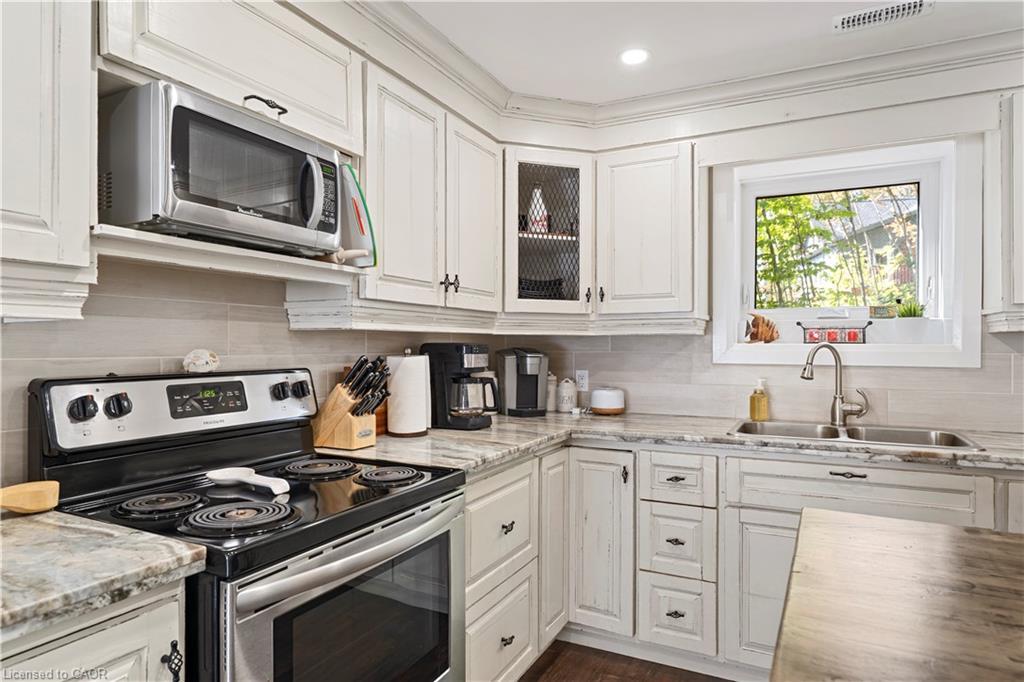 8 15Th Avenue, South Bruce Peninsula, ON - Indoor Photo Showing Kitchen With Double Sink