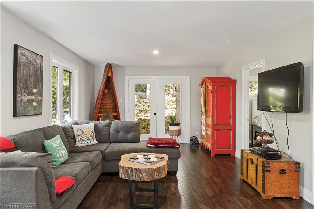 8 15Th Avenue, South Bruce Peninsula, ON - Indoor Photo Showing Living Room