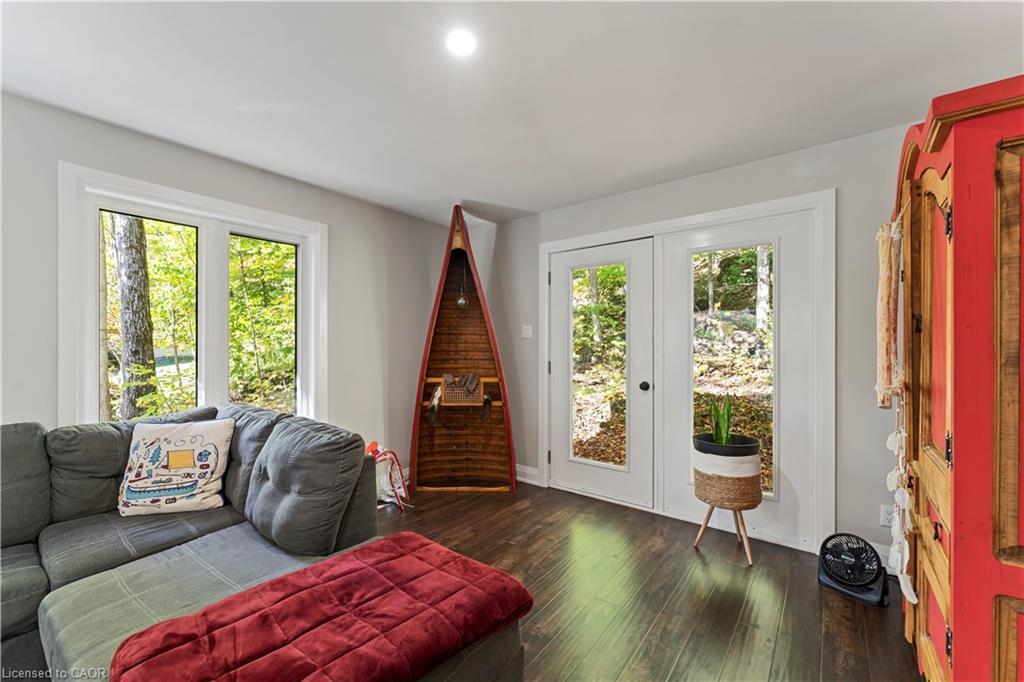 8 15Th Avenue, South Bruce Peninsula, ON - Indoor Photo Showing Living Room