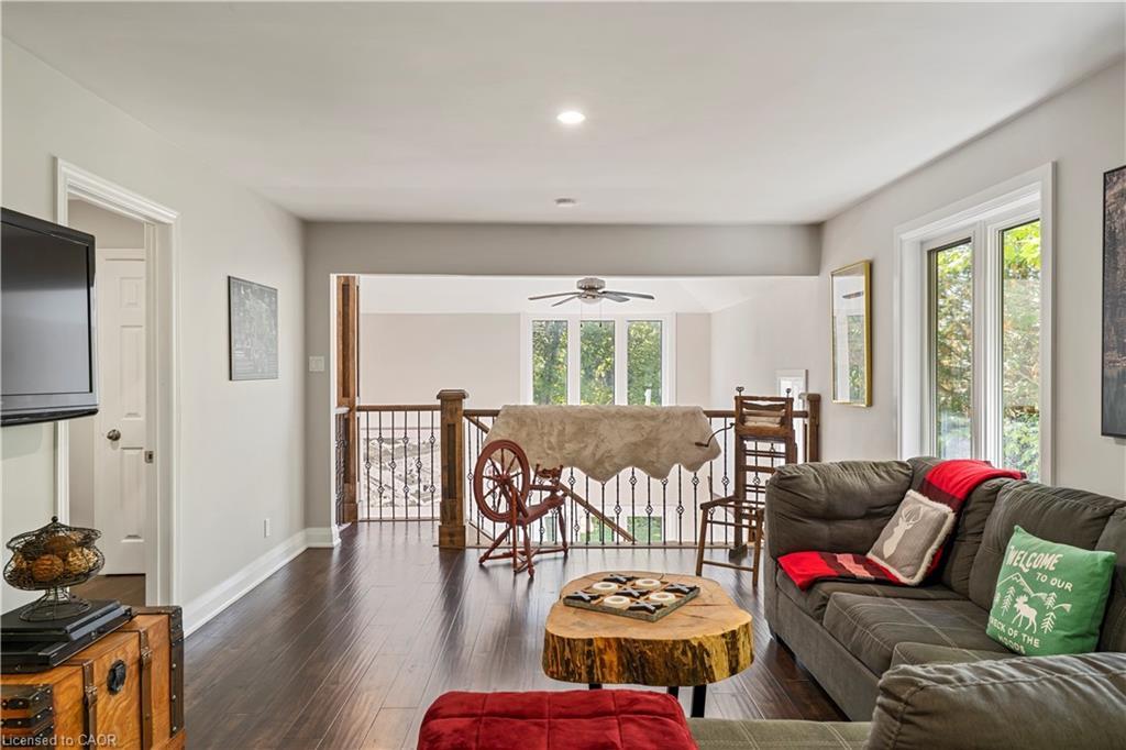 8 15Th Avenue, South Bruce Peninsula, ON - Indoor Photo Showing Living Room