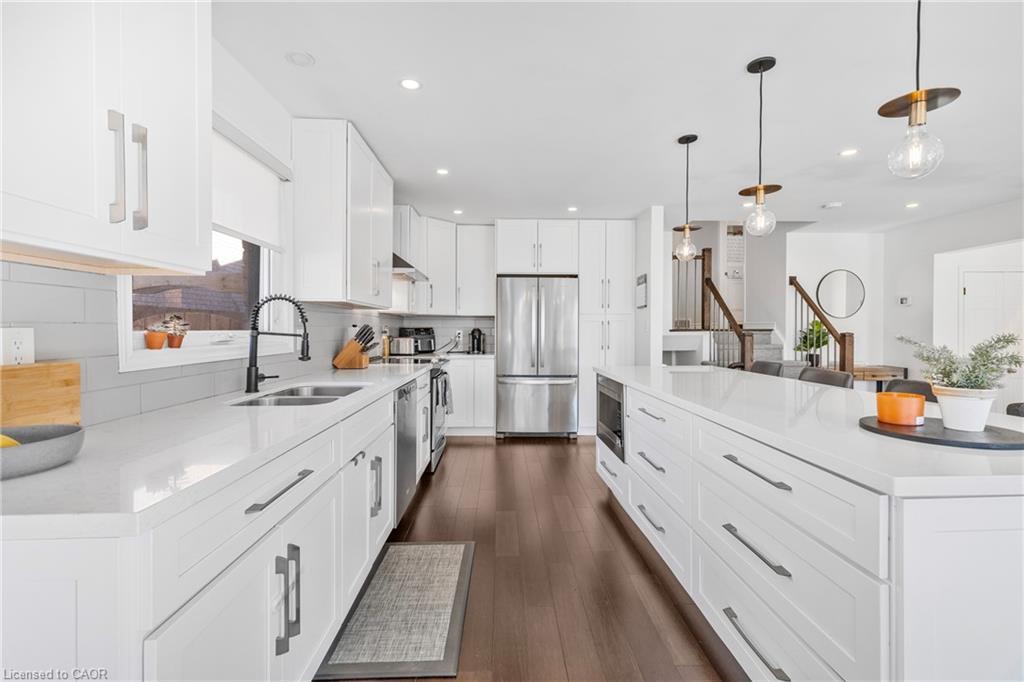 7 Bascary Crescent, St. Catharines, ON - Indoor Photo Showing Kitchen With Stainless Steel Kitchen With Double Sink With Upgraded Kitchen