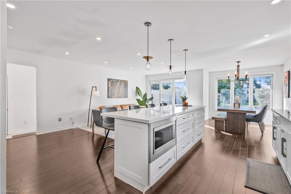 7 Bascary Crescent, St. Catharines, ON - Indoor Photo Showing Kitchen With Upgraded Kitchen