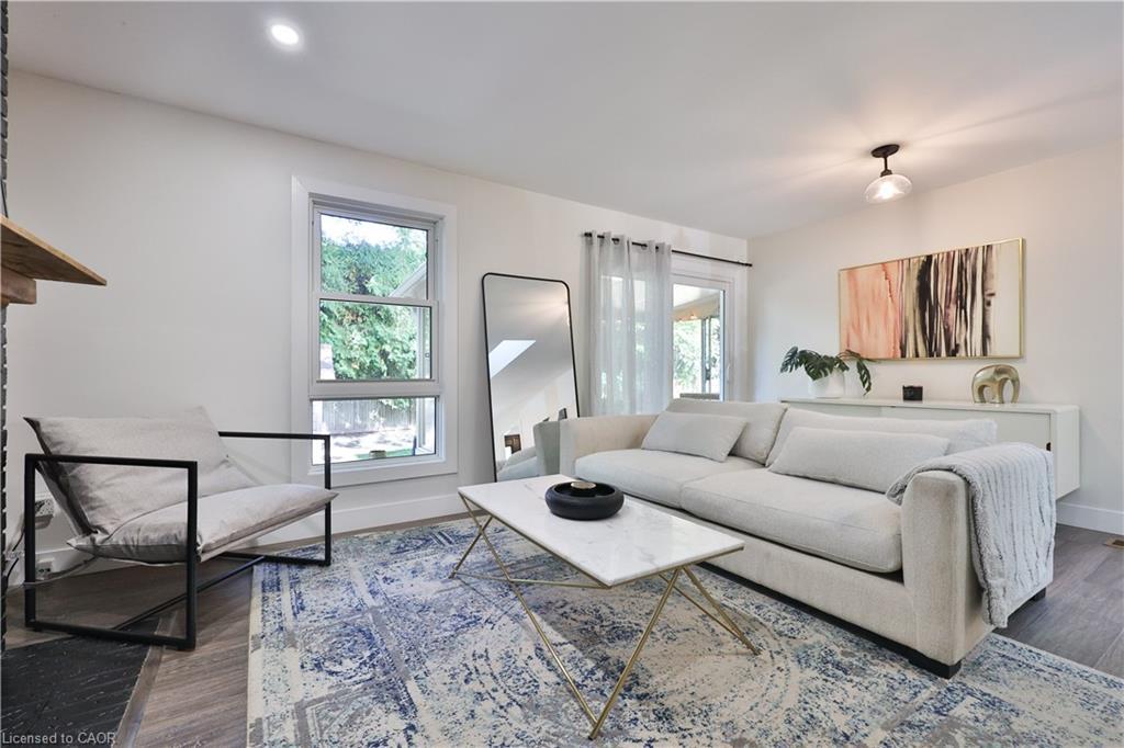 1131 Carol Street, Burlington, ON - Indoor Photo Showing Living Room