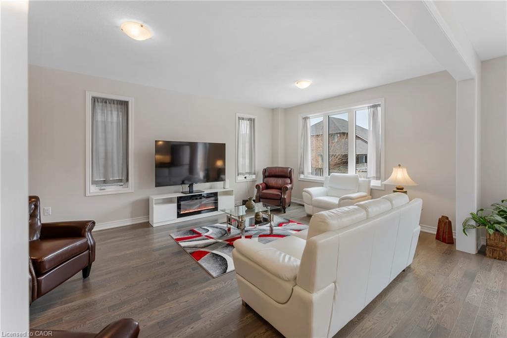 107 Starfire Crescent, Stoney Creek, ON - Indoor Photo Showing Living Room