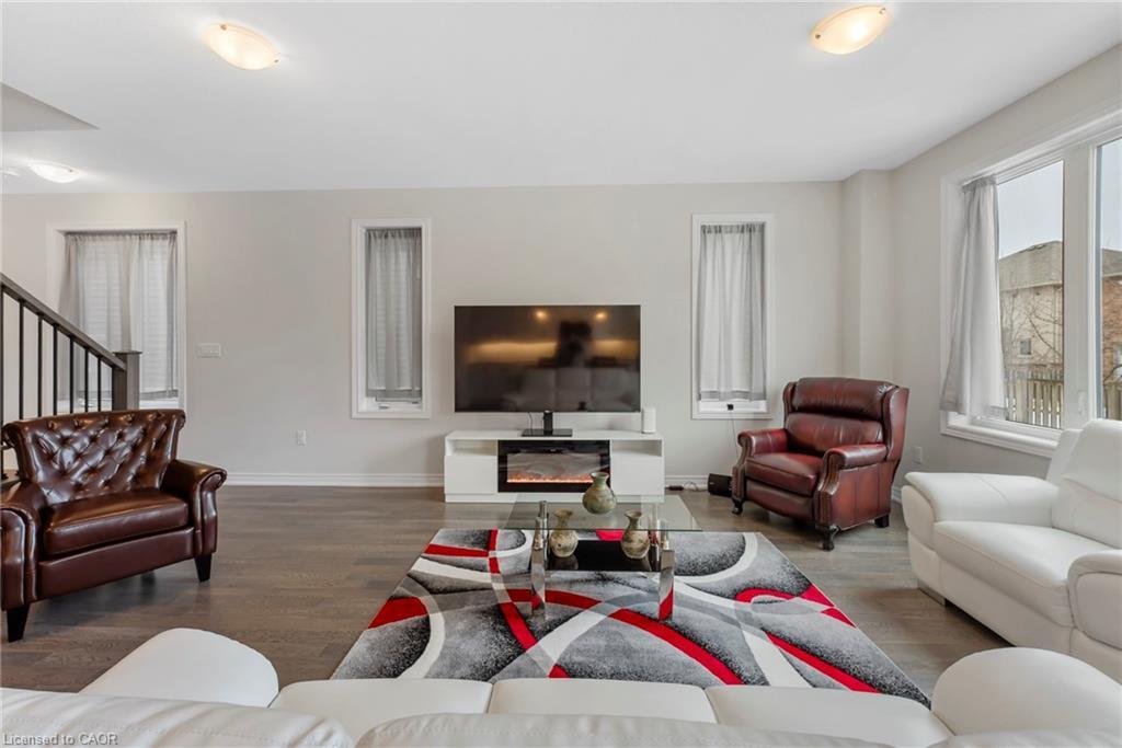 107 Starfire Crescent, Stoney Creek, ON - Indoor Photo Showing Living Room