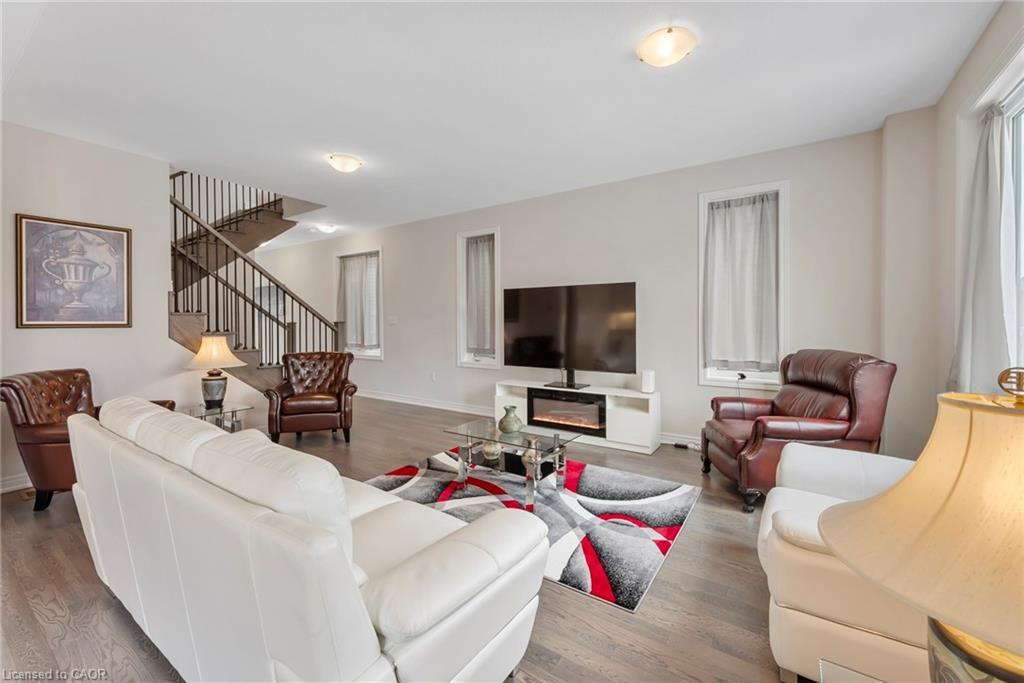 107 Starfire Crescent, Stoney Creek, ON - Indoor Photo Showing Living Room
