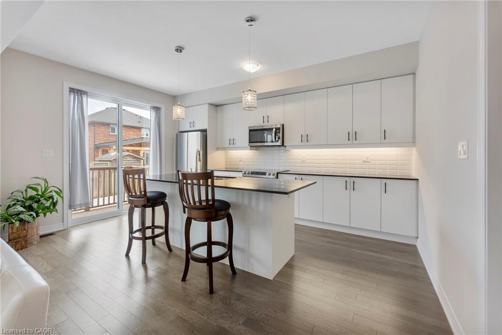 107 Starfire Crescent, Stoney Creek, ON - Indoor Photo Showing Kitchen With Upgraded Kitchen