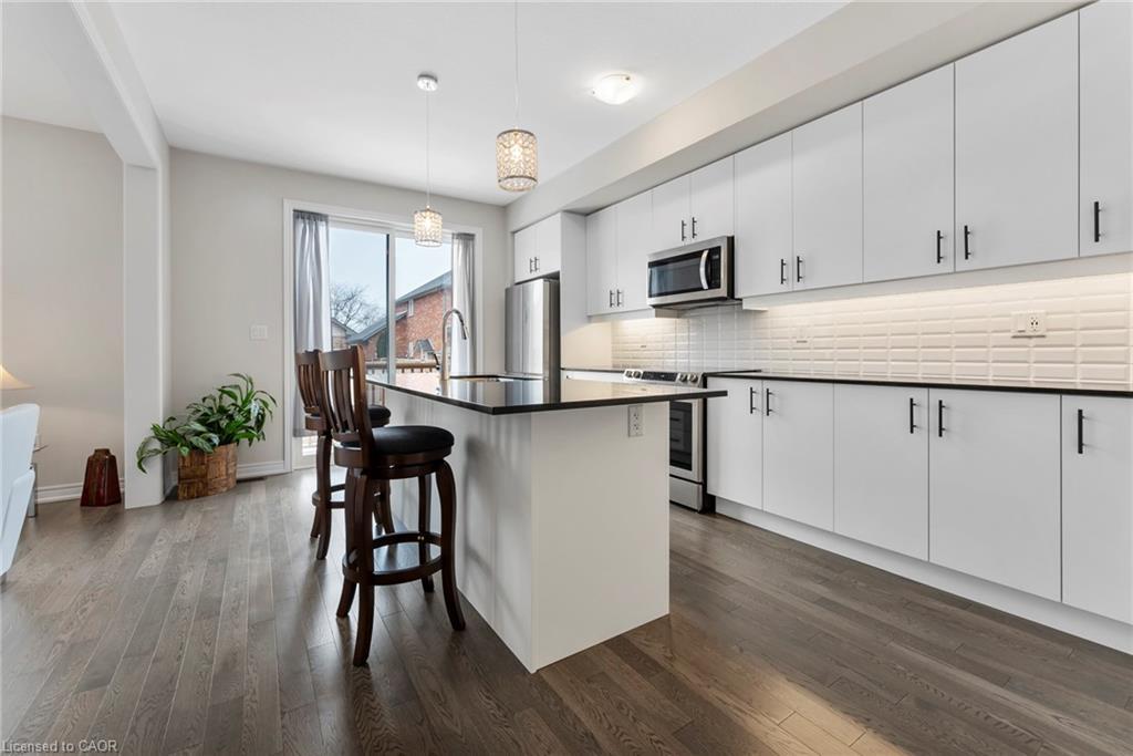 107 Starfire Crescent, Stoney Creek, ON - Indoor Photo Showing Kitchen With Upgraded Kitchen