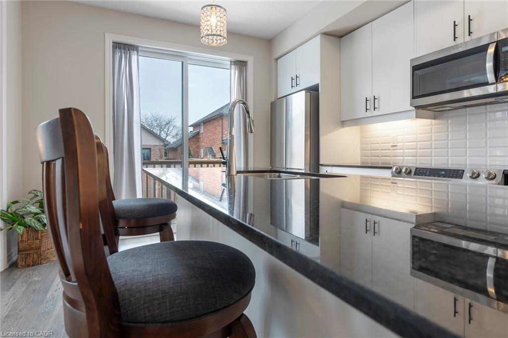 107 Starfire Crescent, Stoney Creek, ON - Indoor Photo Showing Kitchen With Upgraded Kitchen