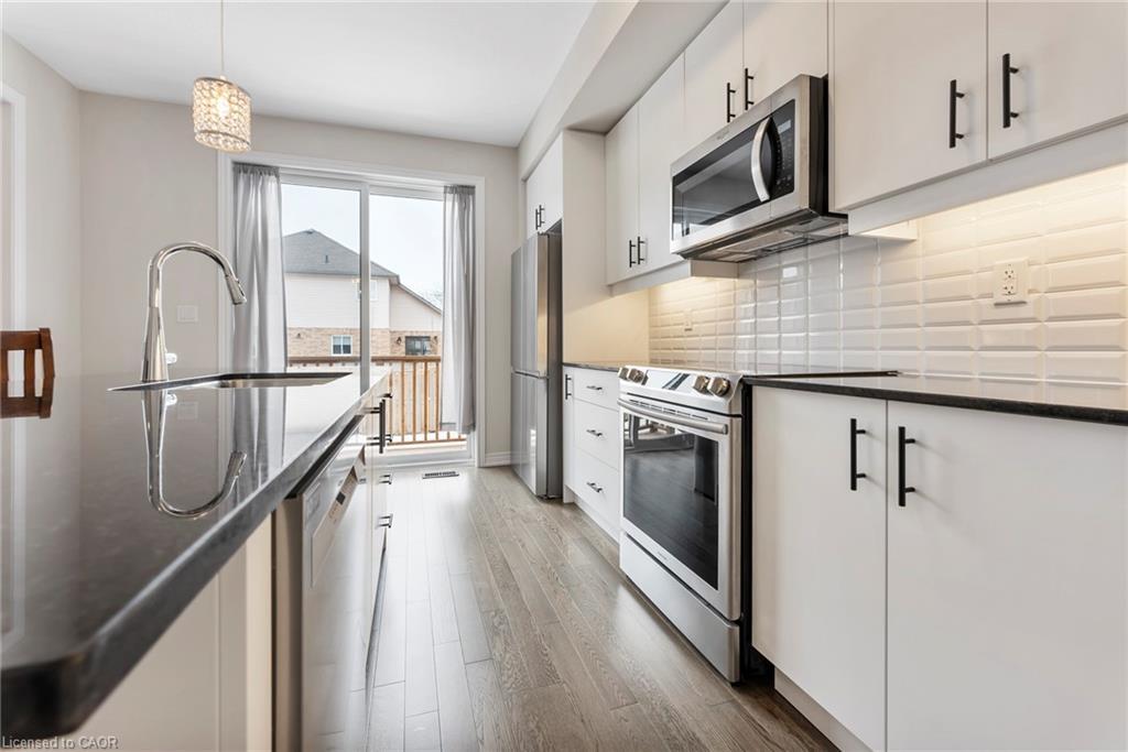 107 Starfire Crescent, Stoney Creek, ON - Indoor Photo Showing Kitchen