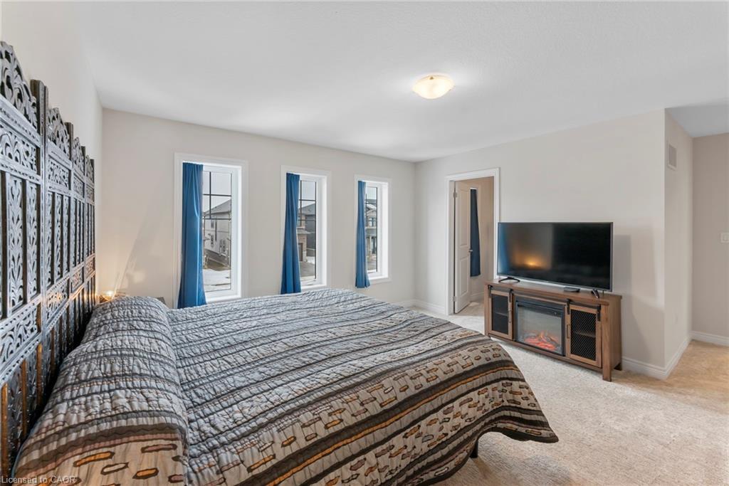 107 Starfire Crescent, Stoney Creek, ON - Indoor Photo Showing Bedroom