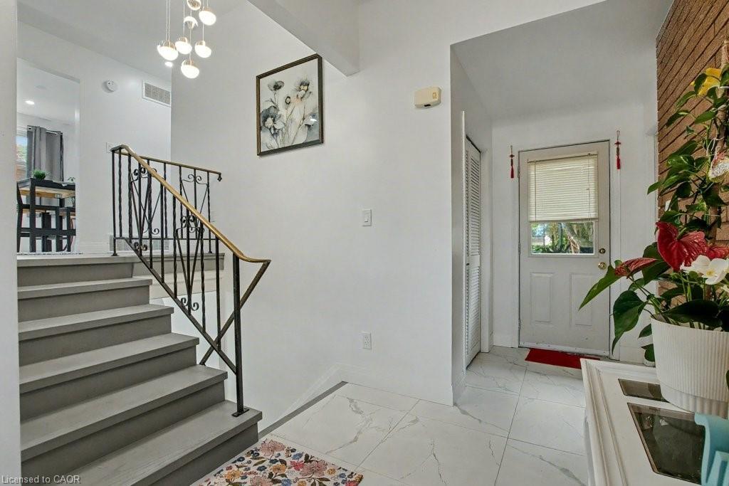 40 Tara Court, Hamilton, ON - Indoor Photo Showing Other Room