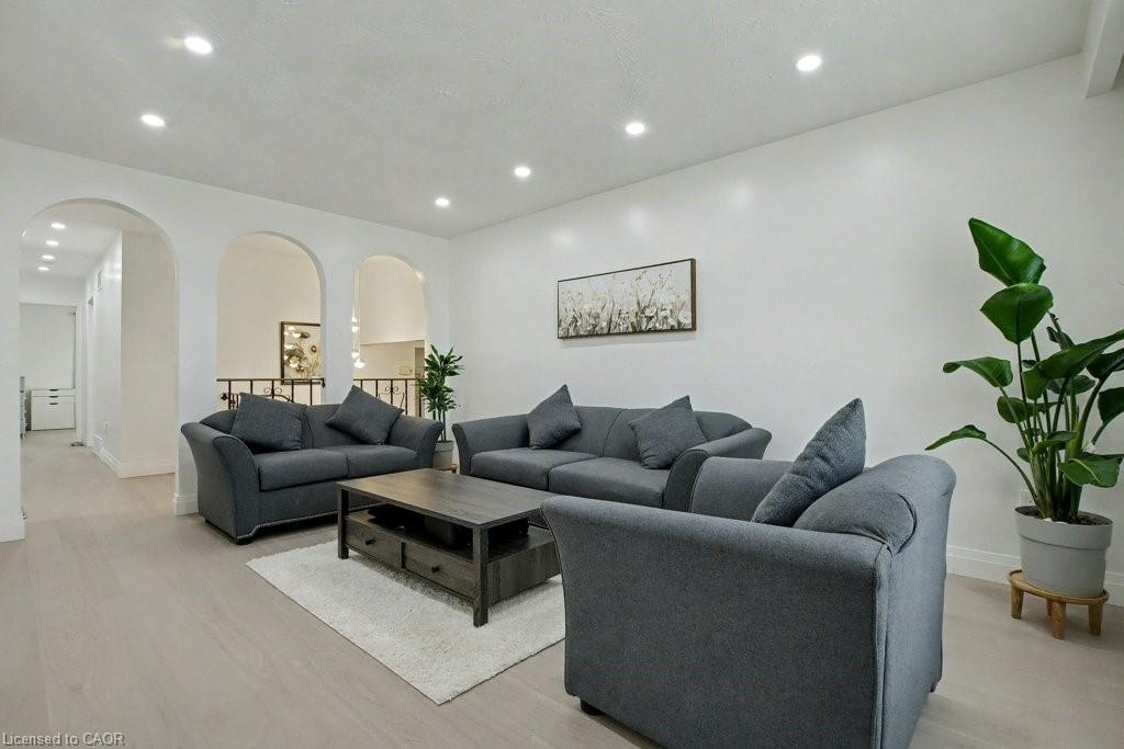 40 Tara Court, Hamilton, ON - Indoor Photo Showing Living Room