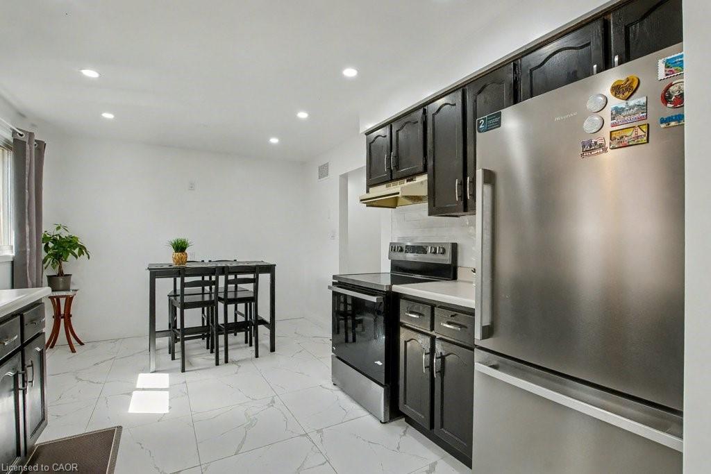40 Tara Court, Hamilton, ON - Indoor Photo Showing Kitchen