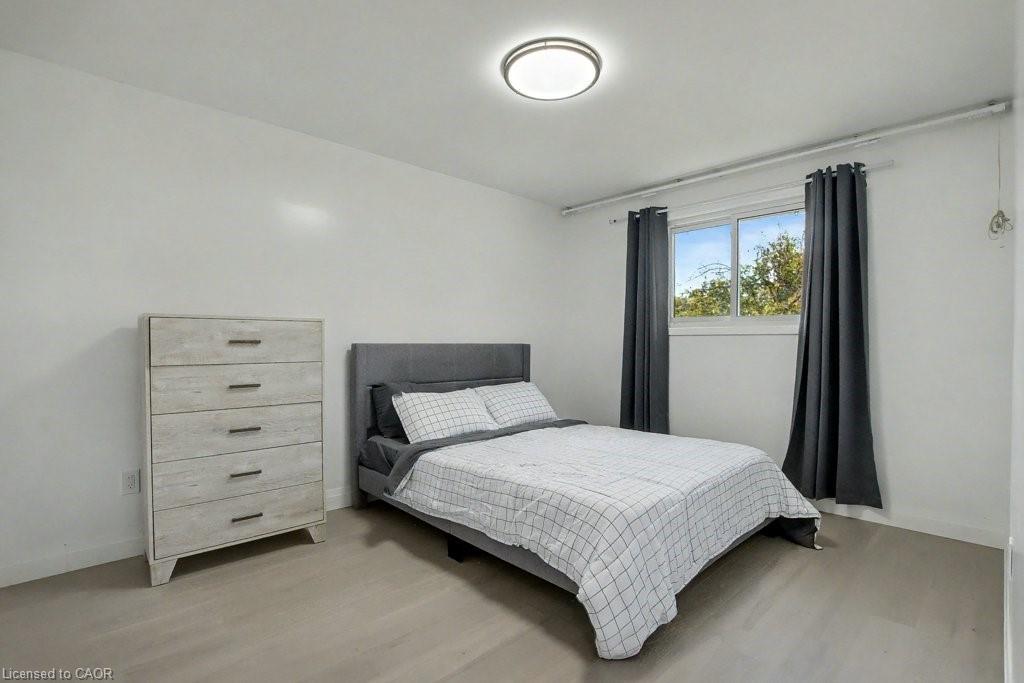 40 Tara Court, Hamilton, ON - Indoor Photo Showing Bedroom