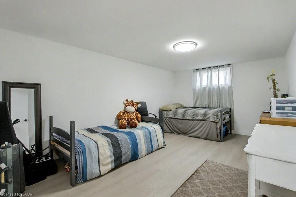 40 Tara Court, Hamilton, ON - Indoor Photo Showing Bedroom