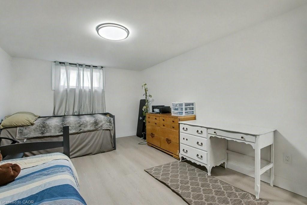 40 Tara Court, Hamilton, ON - Indoor Photo Showing Bedroom