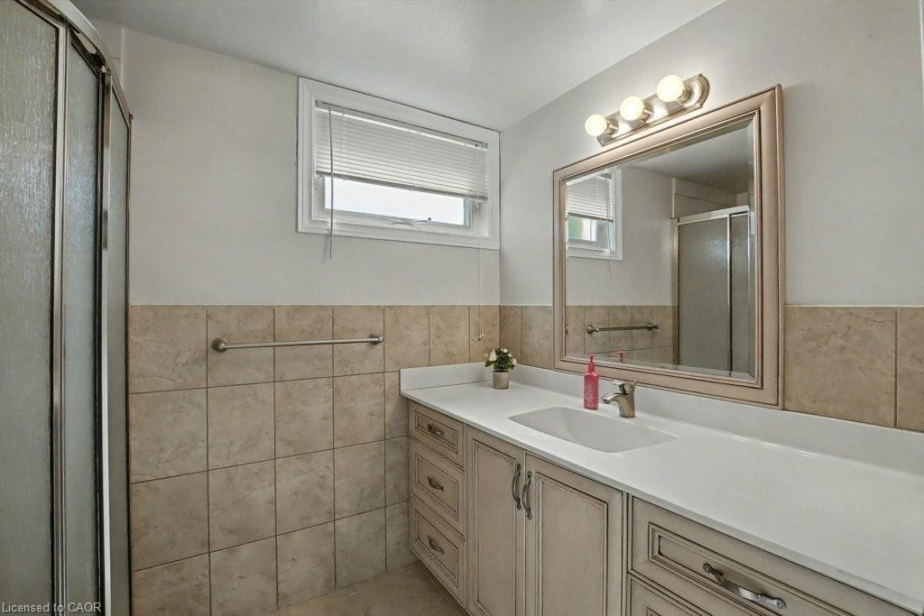 40 Tara Court, Hamilton, ON - Indoor Photo Showing Bathroom