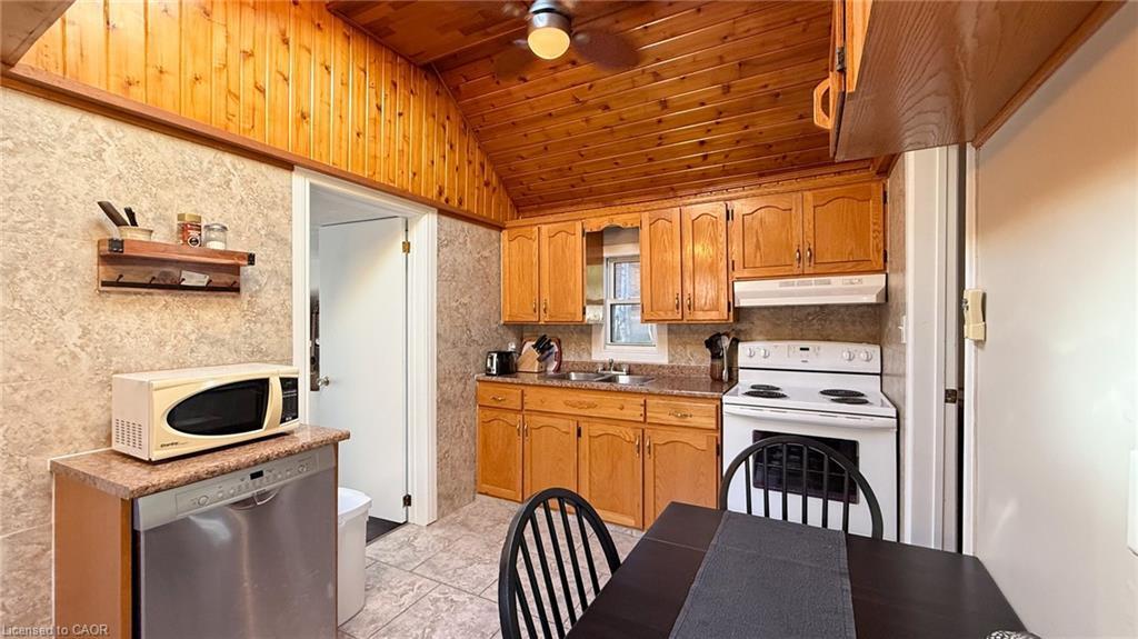 144 College Street W, Waterford, ON - Indoor Photo Showing Kitchen With Double Sink