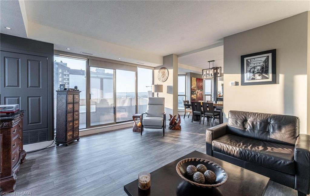 17C-67 Caroline Street S, Hamilton, ON - Indoor Photo Showing Living Room