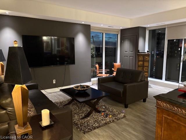 17C-67 Caroline Street S, Hamilton, ON - Indoor Photo Showing Living Room