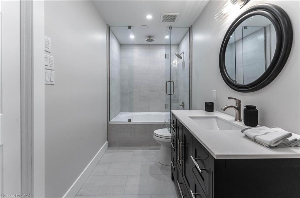 17C-67 Caroline Street S, Hamilton, ON - Indoor Photo Showing Bathroom