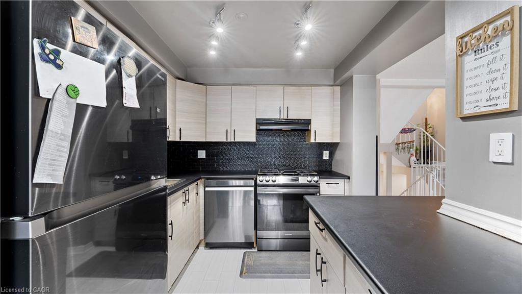 16-365 Pioneer Drive, Kitchener, ON - Indoor Photo Showing Kitchen With Upgraded Kitchen