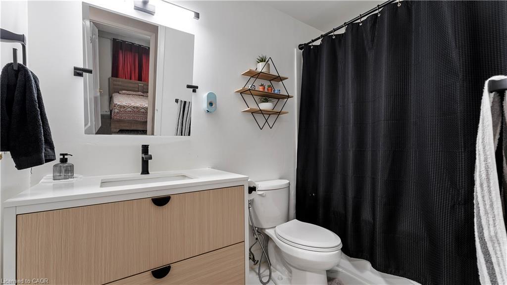 16-365 Pioneer Drive, Kitchener, ON - Indoor Photo Showing Bathroom