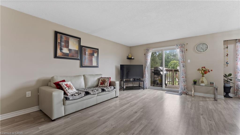 16-365 Pioneer Drive, Kitchener, ON - Indoor Photo Showing Living Room