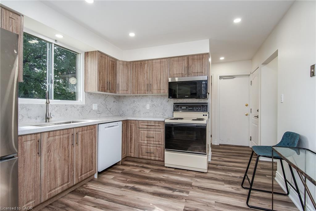 389 Dunvegan Drive, Waterloo, ON - Indoor Photo Showing Kitchen