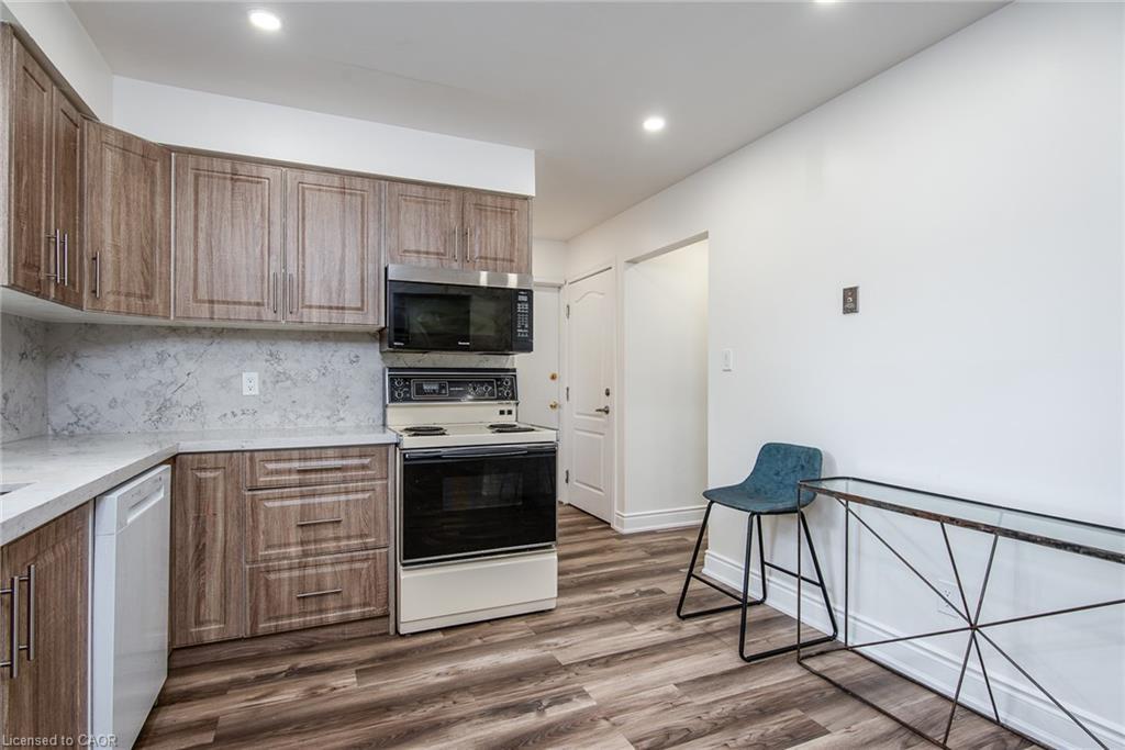 389 Dunvegan Drive, Waterloo, ON - Indoor Photo Showing Kitchen