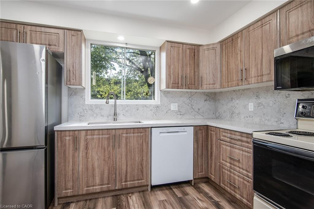389 Dunvegan Drive, Waterloo, ON - Indoor Photo Showing Kitchen