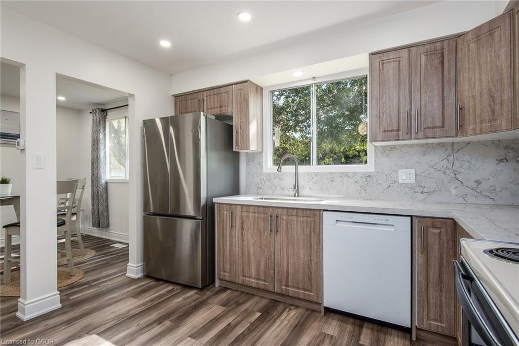 389 Dunvegan Drive, Waterloo, ON - Indoor Photo Showing Kitchen