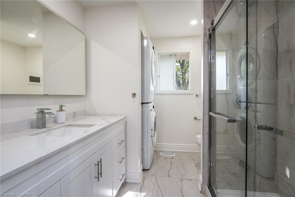 389 Dunvegan Drive, Waterloo, ON - Indoor Photo Showing Bathroom