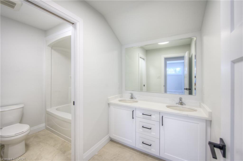 1-264 Blair Road, Cambridge, ON - Indoor Photo Showing Bathroom