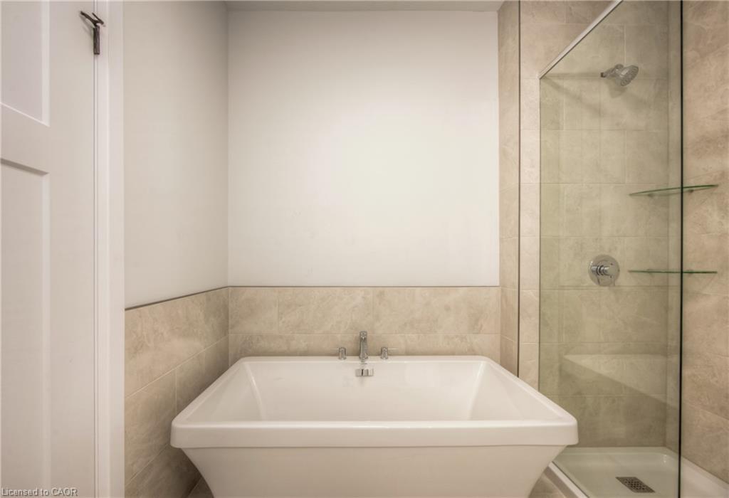 1-264 Blair Road, Cambridge, ON - Indoor Photo Showing Bathroom