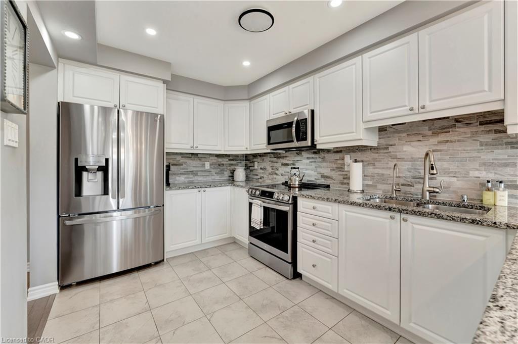 212 Waterbrook Lane, Kitchener, ON - Indoor Photo Showing Kitchen With Stainless Steel Kitchen With Upgraded Kitchen