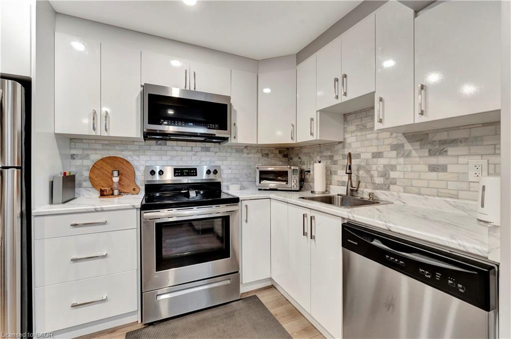 212 Waterbrook Lane, Kitchener, ON - Indoor Photo Showing Kitchen With Stainless Steel Kitchen With Upgraded Kitchen