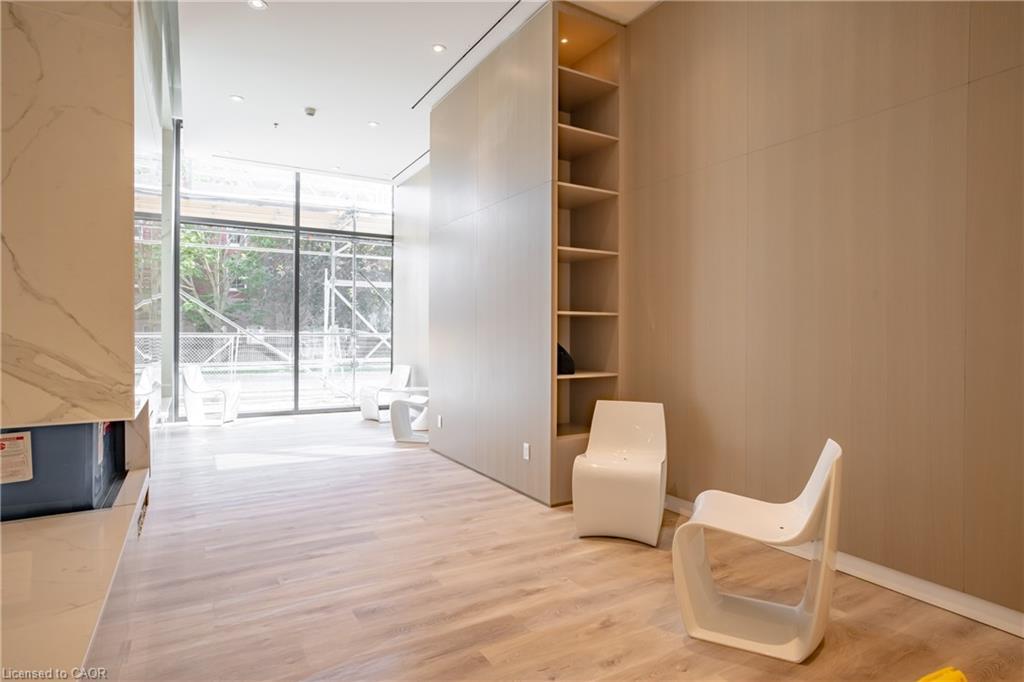 307-370 Martha Street, Burlington, ON - Indoor Photo Showing Other Room