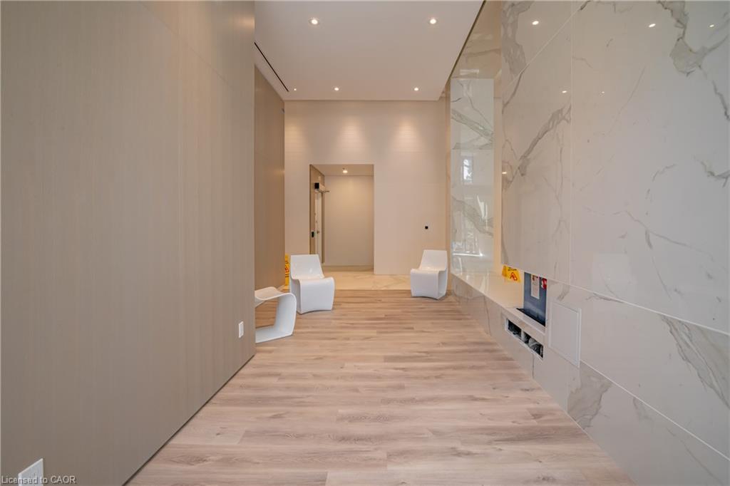 307-370 Martha Street, Burlington, ON - Indoor Photo Showing Other Room