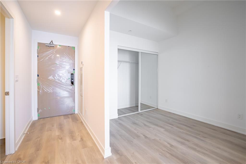 307-370 Martha Street, Burlington, ON - Indoor Photo Showing Other Room