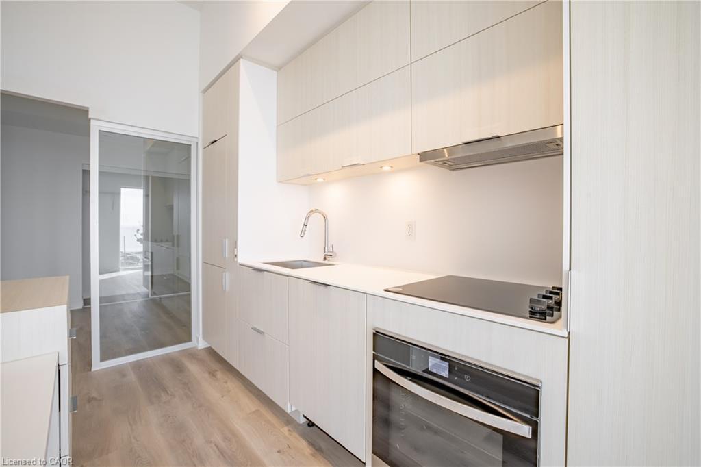 307-370 Martha Street, Burlington, ON - Indoor Photo Showing Kitchen With Upgraded Kitchen