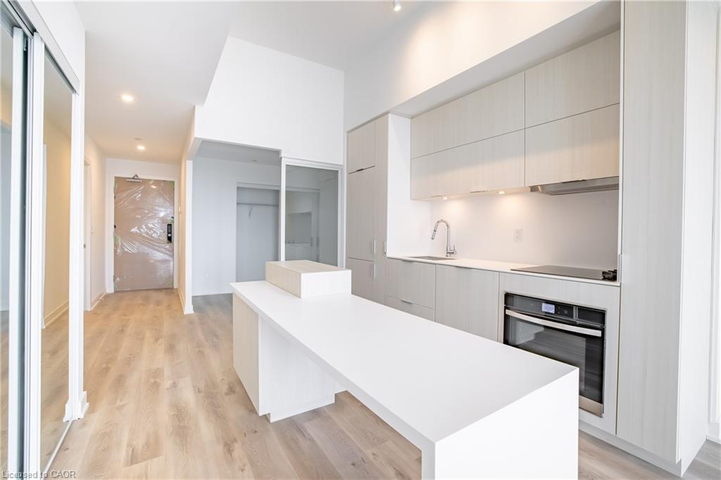 307-370 Martha Street, Burlington, ON - Indoor